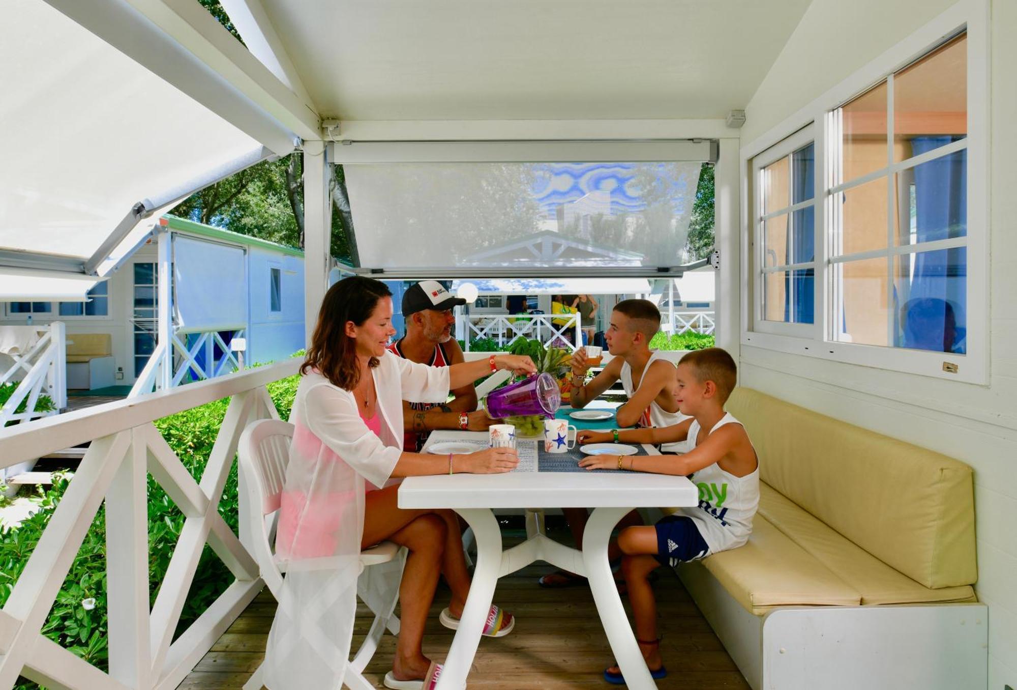 Isamar Holiday Village Ca Lino Екстер'єр фото Family at a table