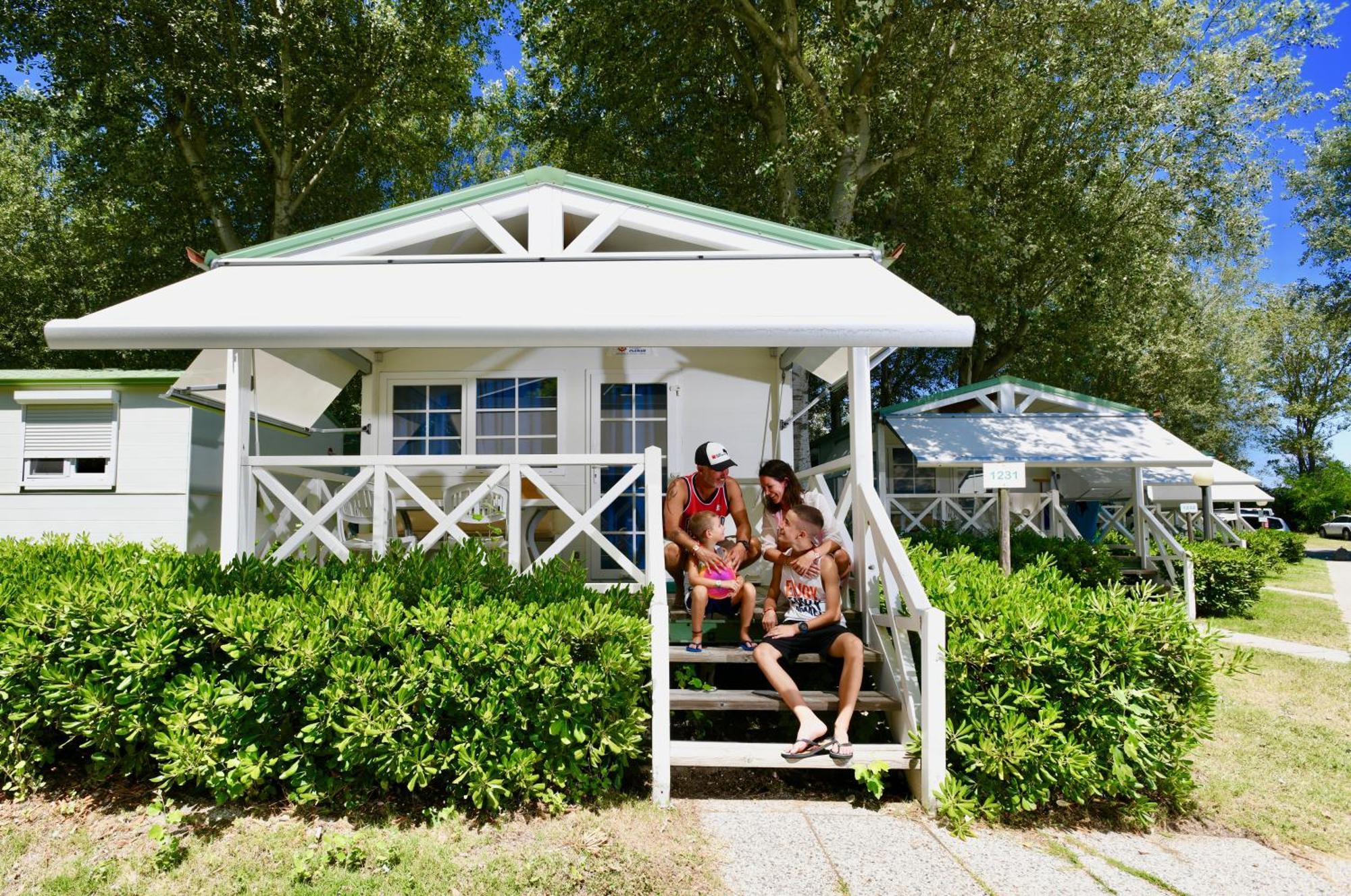 Isamar Holiday Village Ca Lino Номер фото A family at a mobile home in a campsite